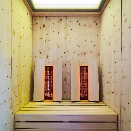 Bergfrieden Auf 1.170 M 拉特恩斯